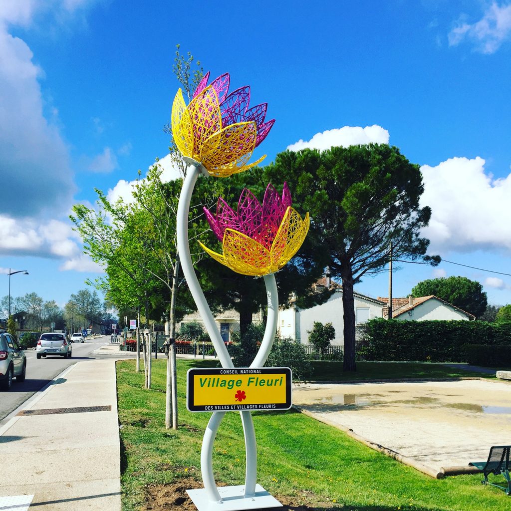 installation pérenne pour collectivité, Fleur entrée ville tissée en fibre de verre à Plan d'Orgon