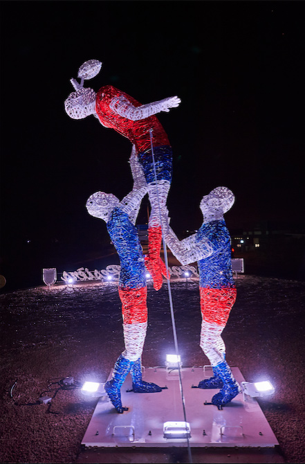 installation lumineuse pérenne pour collectivité, Rugbyman 3D lumineux tissée en fibre de verre à Béziers inspiration tendance tissage