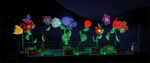 Décor estivale florale lumineux. Réalisations multi-saisons d'illuminations en fibre minérale.